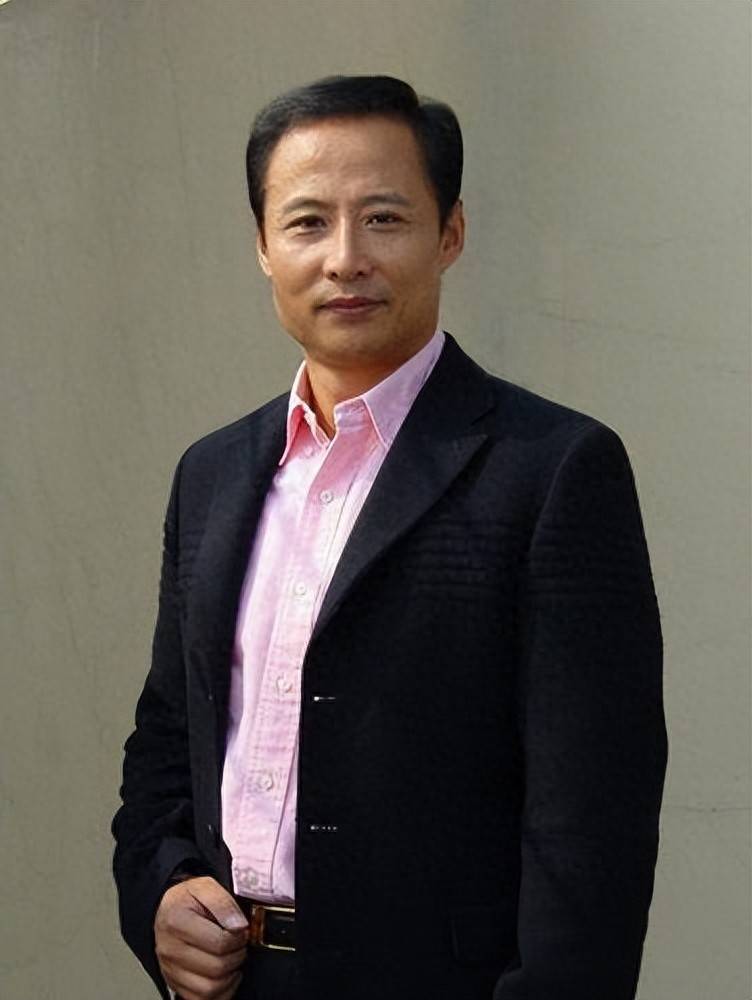 69岁周野芒仍在演戏,和奚美娟离婚后,他与二婚妻子生活低调