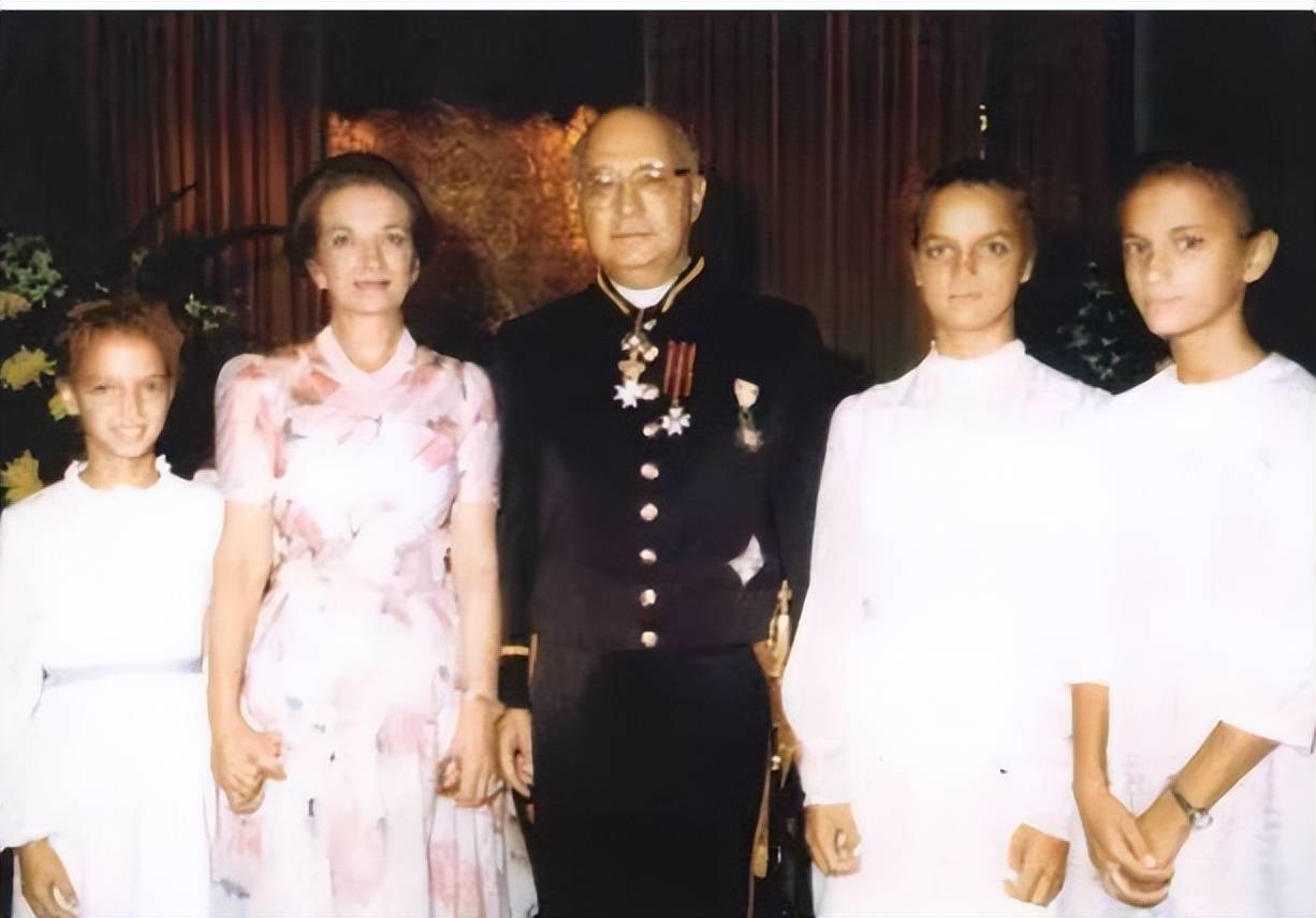 何鸿章和妻子余安妮要说这俩人也是情种,分开8年后在马场重逢,干柴