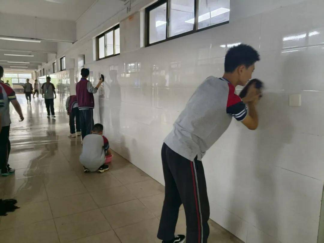 淮安市文通中学开展"校园卫生大扫除"劳动主题教育实践活动