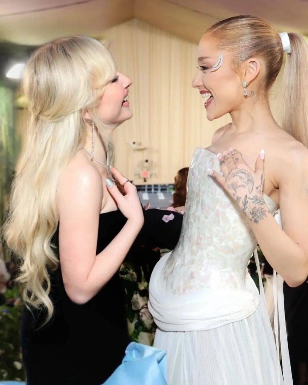 sabrinacarpenter和arianagrande适合搭档演《你好李焕英》