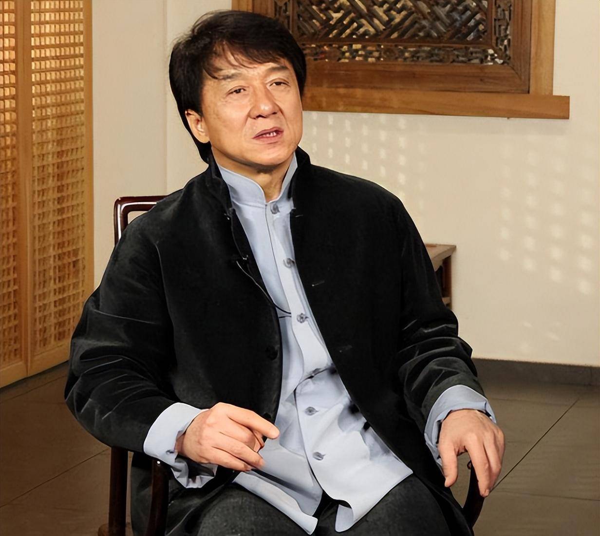 2013年,成龙远赴安徽老家,和自己的两位兄长相认