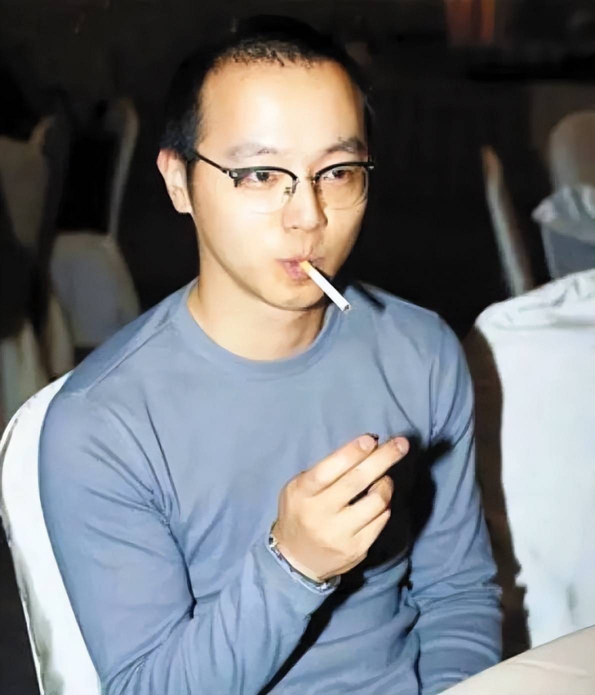 网友偶遇窦唯本人近照变化大刮掉胡子剪掉长发显年轻很低调