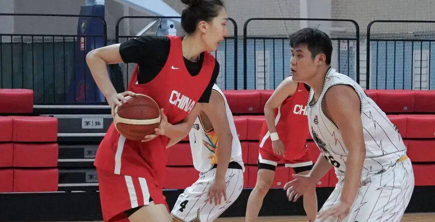 中国女篮热身赛失利引发热议，宫鲁鸣教练面临压力，李梦发声力挺