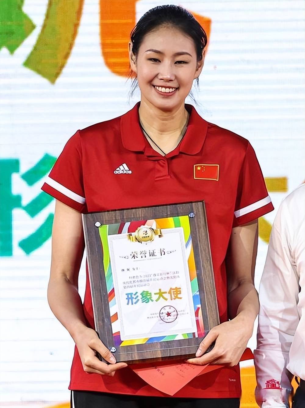 女排冠军颜妮,放弃千万年薪任职体育局,如今级别地位令人意外