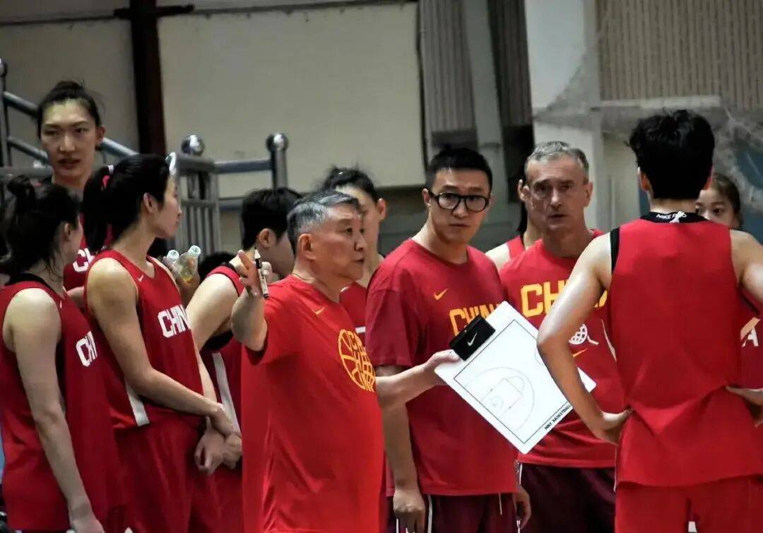 中国女篮备战西班牙尤文图特女篮：阵容调整与战术革新