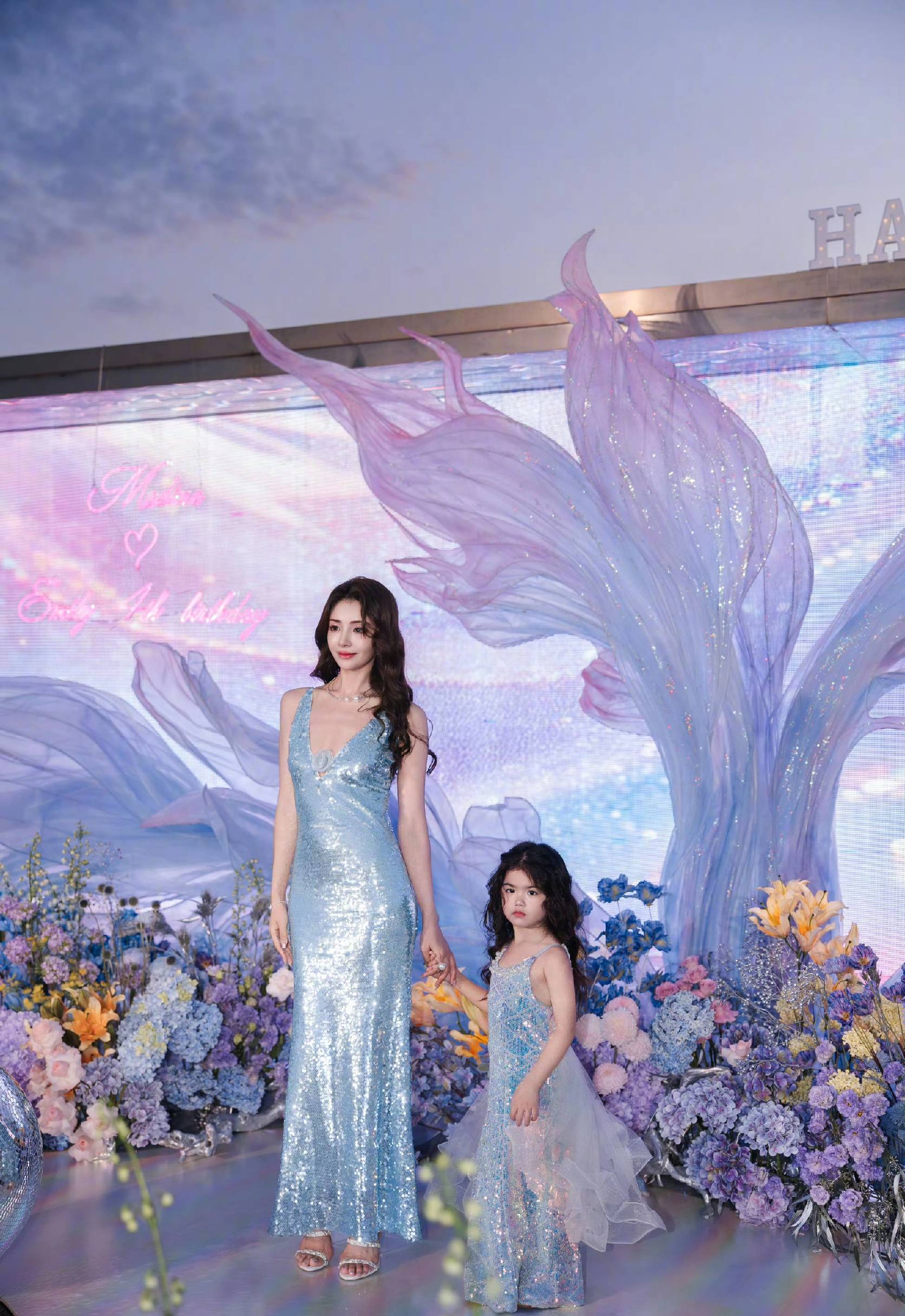 姜潮为妻女庆生,麦迪娜换四套礼服被宠成公主,疼爱老婆超过女儿