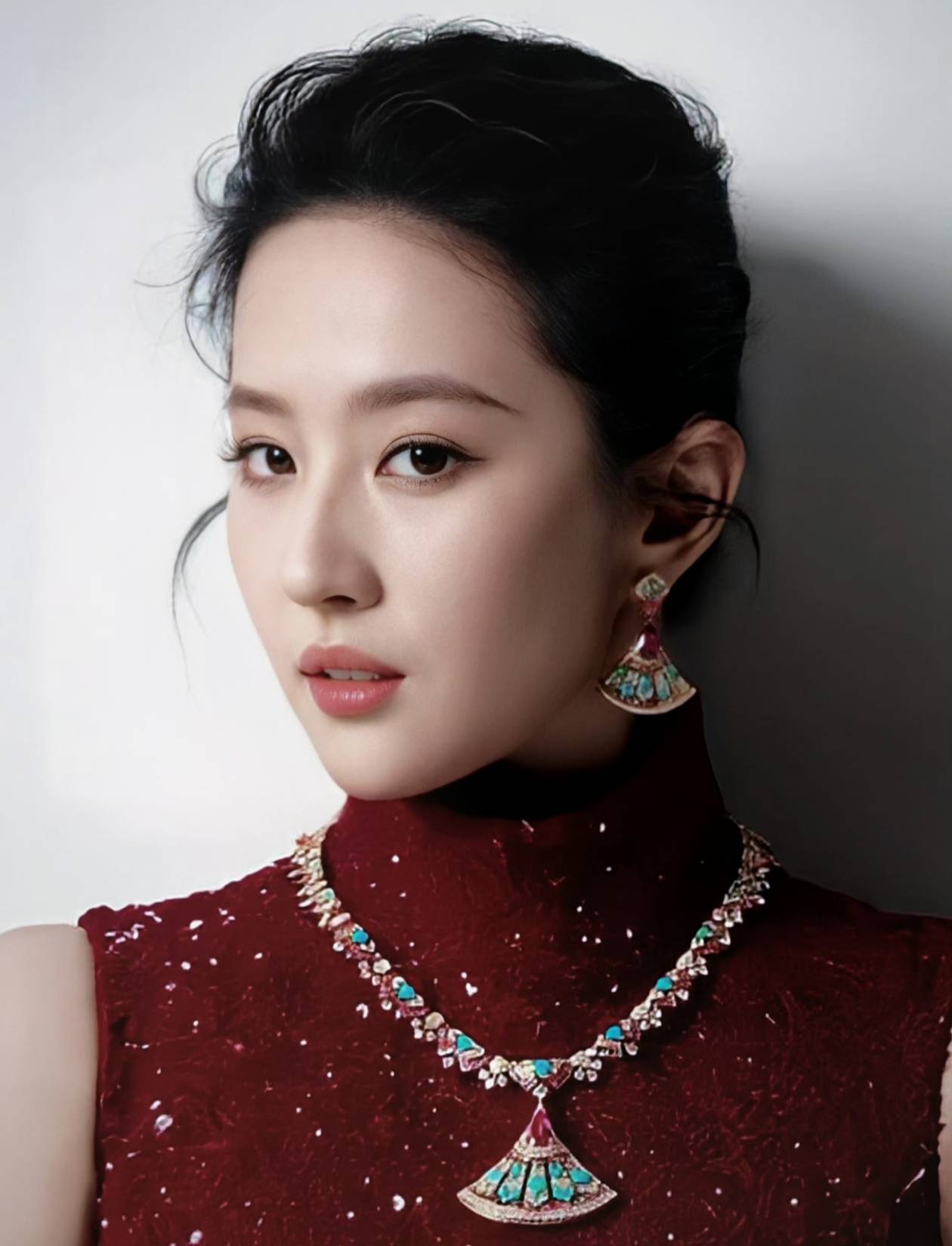 刘亦菲38岁素颜状态惊艳全网!白到发光,网友惊呼:这才是真天仙!