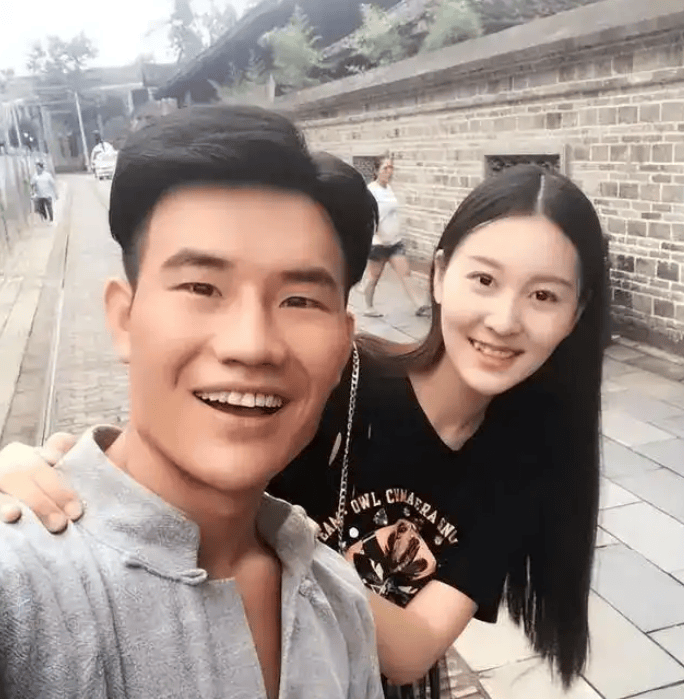 演员谢孟伟摊上事了?云南警方介入调查警服直播,背后真相令人震惊!