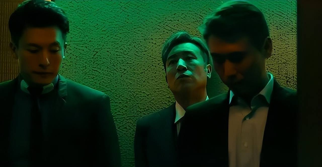 特别地,于和伟和孙艺洲等饰演的反派男团在电梯里的酷炫表演令人印象