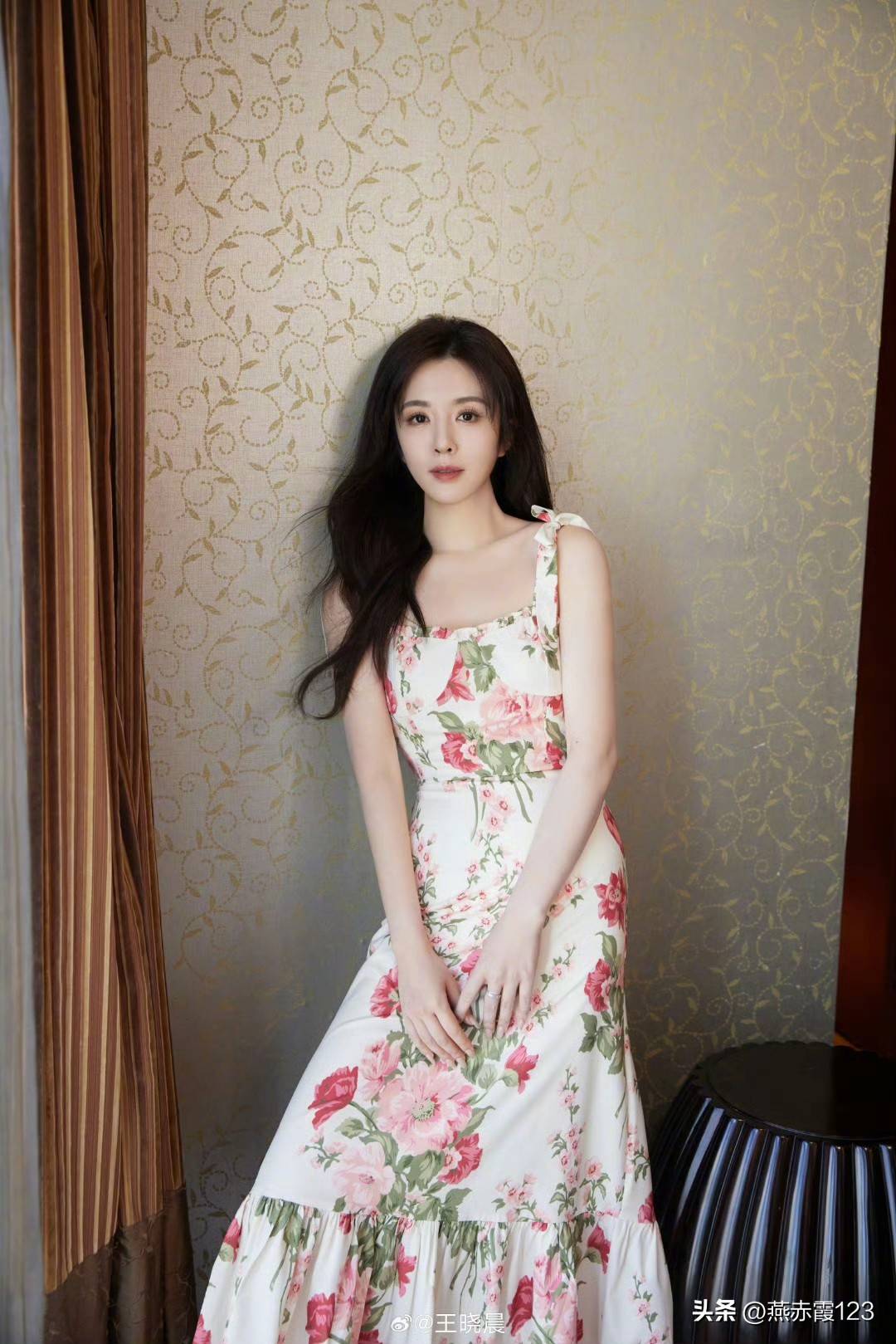 王晓晨晒童年照笑称是妈生双下巴晒多张美照侧面否认怀孕