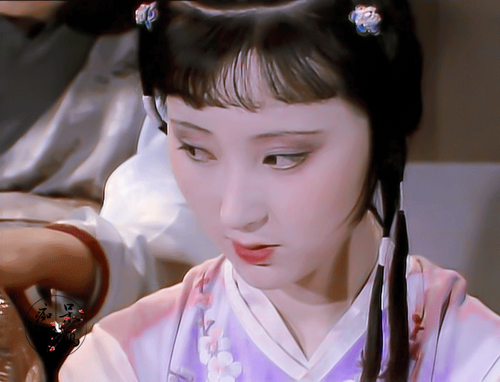 眼神灵动满脸胶原蛋白,五官和女儿如出一辙