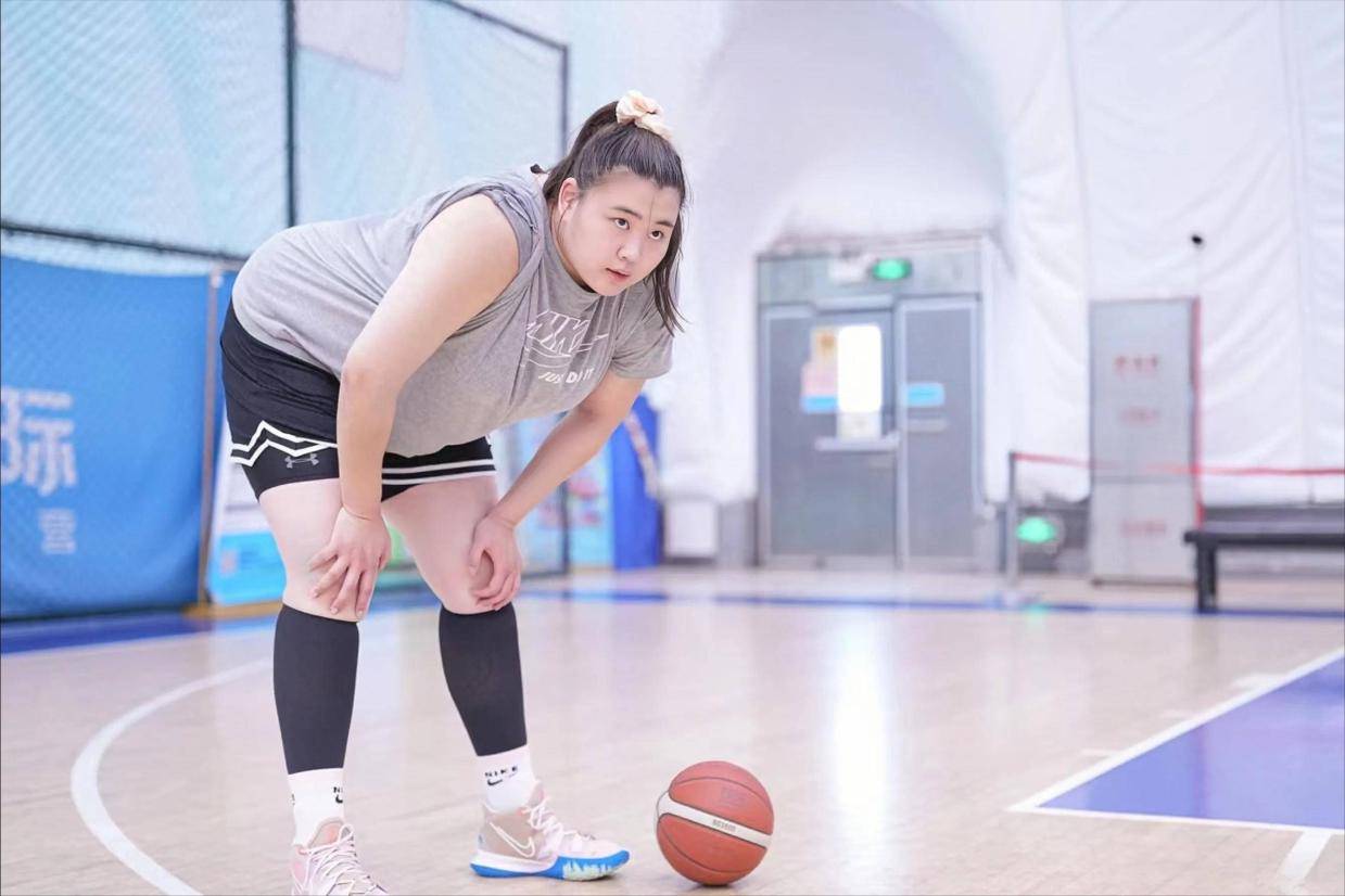 换队首秀轰37+12！中国女篮2米01女版奥尼尔闪耀：宫帅该招进她？