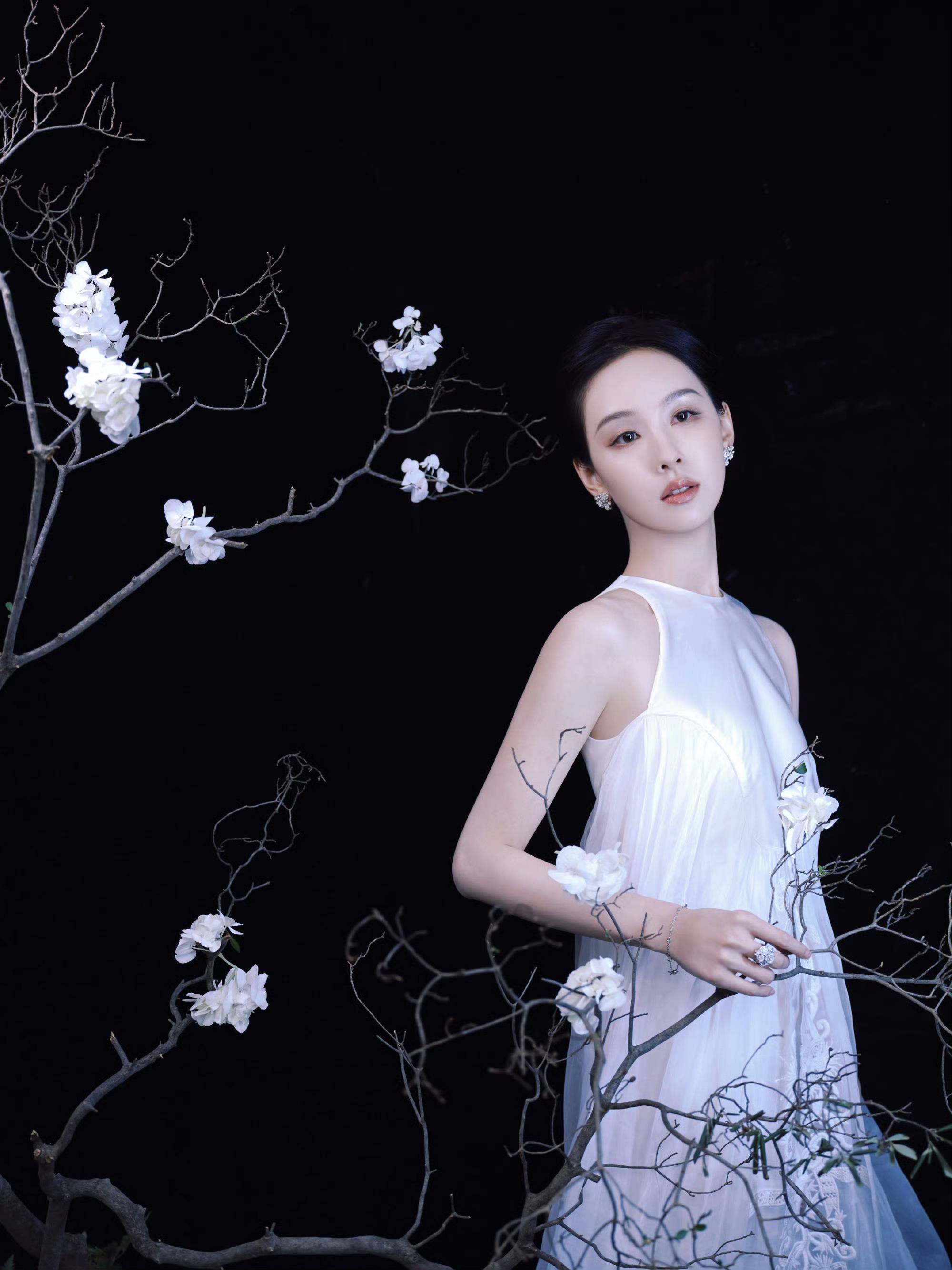 陈都灵最新一组写真大片曝光沉淀之美愈发从容