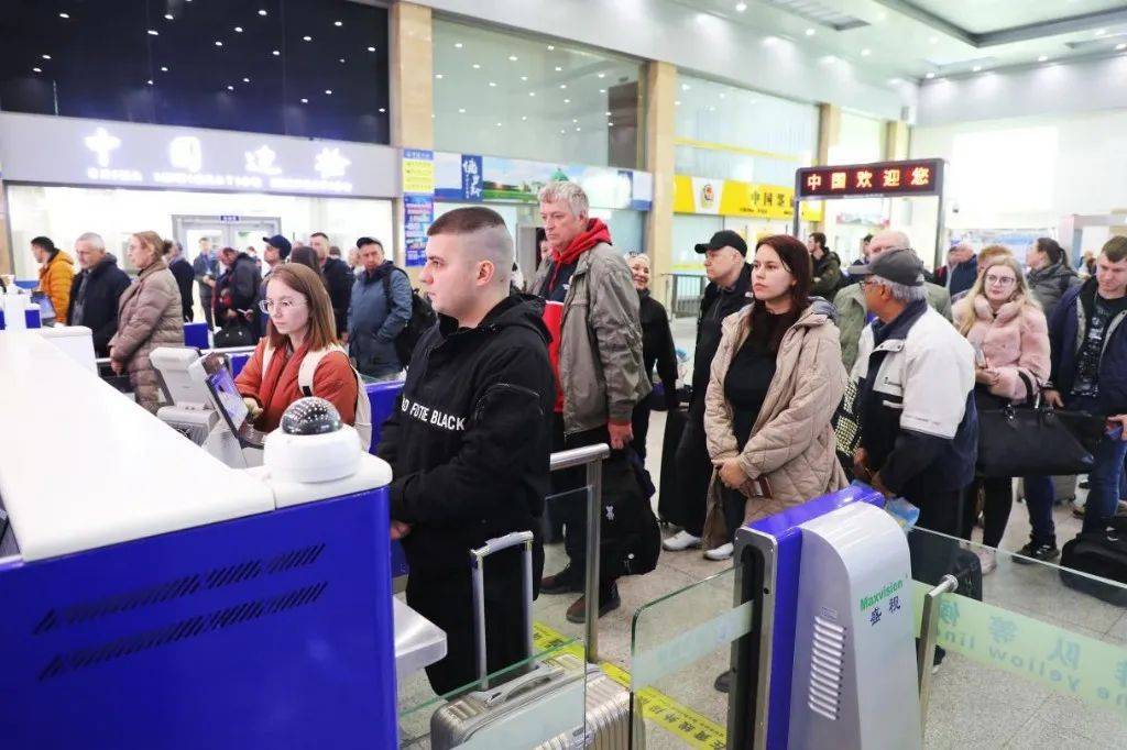 图片[2]-中俄免签炸出跨国婚姻潮，边缘口岸成相亲角，网友：剩女更愁嫁了 -华闻时空