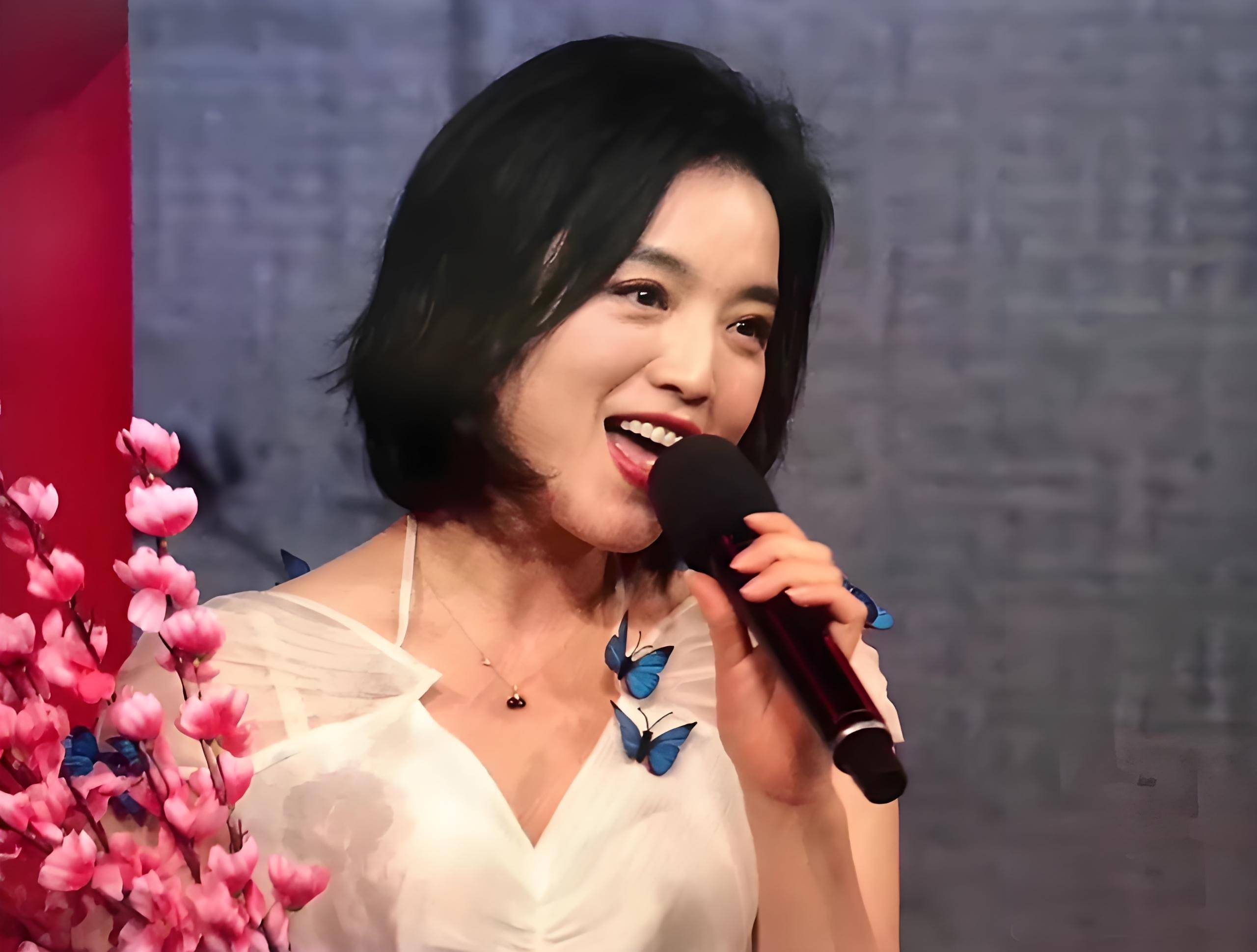 歌手白雪:38岁与富豪离婚,二婚嫁小8岁东北丈夫,现状怎样了?