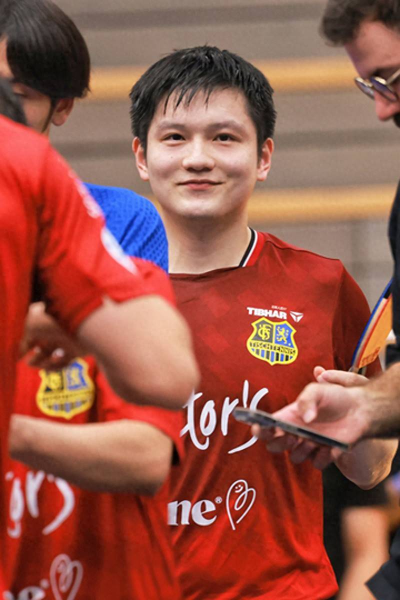 樊振东德国杯首秀!首穿红色战袍真帅气,赛后一幕体现超高人气