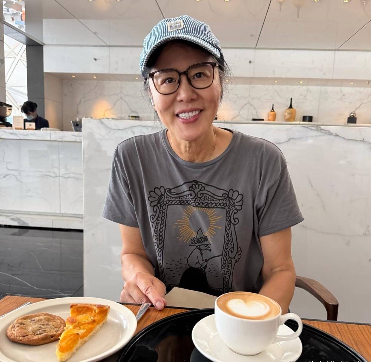 与丈夫王育成恩爱有加,女儿白浪也常伴左右,这样的天伦之乐让她容光