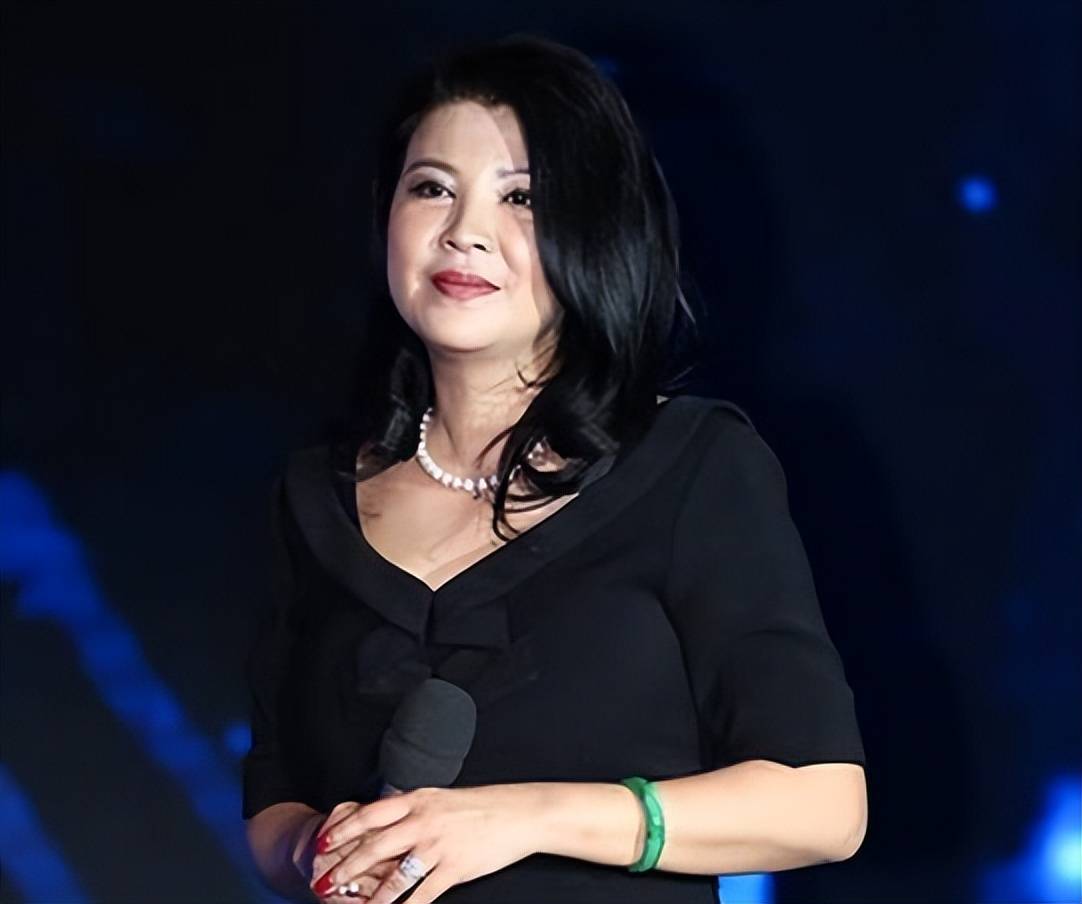 9登春晚的杭天琪,曾被两任伴侣伤害,现在嫁丑夫拼生二胎