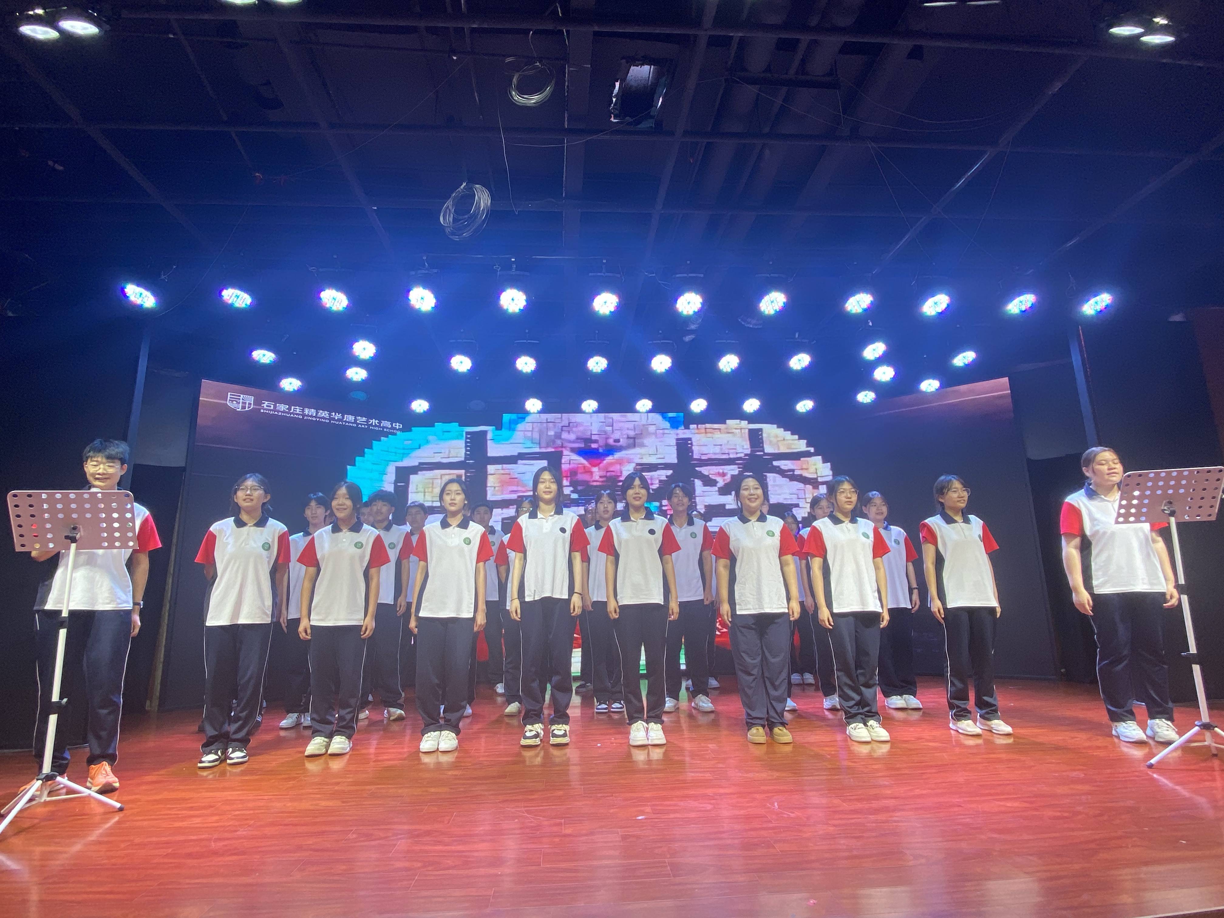 从选曲到排练,从队形站位到情感表达,在高一,高二年级的全体班主任的