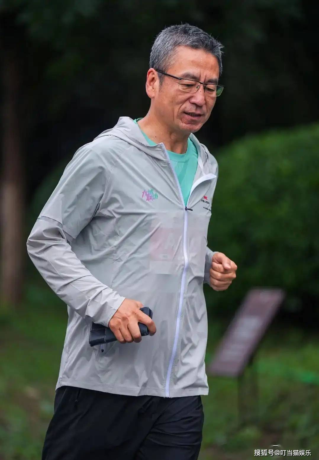 "央视一哥"白岩松,因一句话"跌落神坛",如今57岁老到认不出