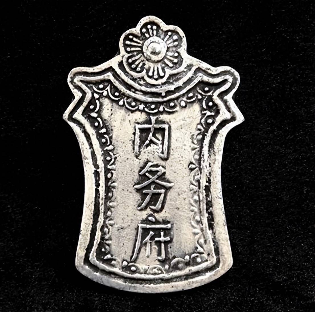 乾隆朝福长安任总管时,江南盐商进京必先拜会;慈禧的心腹荣禄也是通过