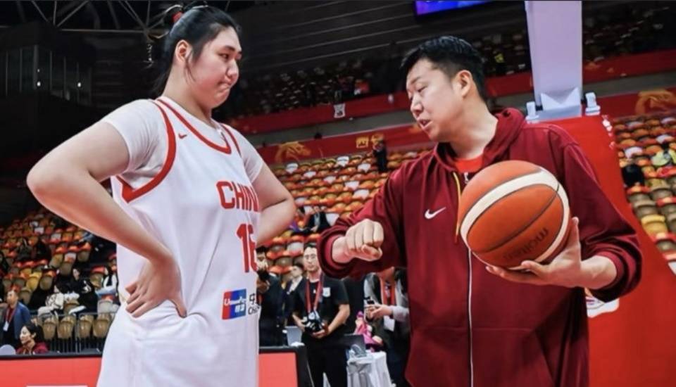 中国女篮内部总结会：宫鲁鸣提新要求，王治郅角色引关注