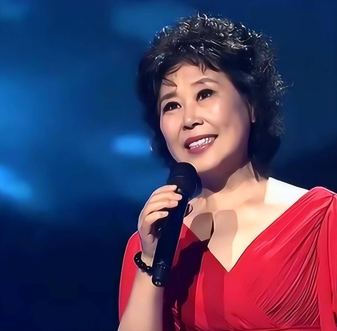 歌唱家卞小贞嫁高情商丈夫照顾脑瘫儿无怨无悔现在孙子已成研究生