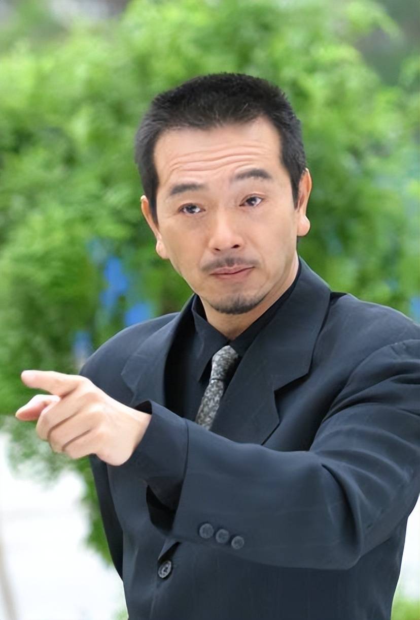 张晨光的双面人生:戏里是"富豪",戏外却"靠租衣服度日"