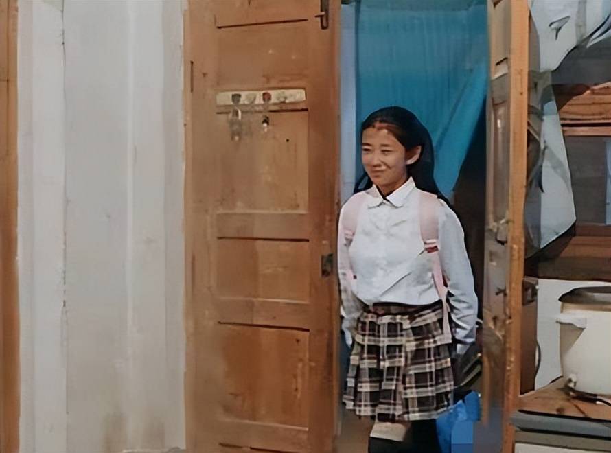 变形计自卑农村娃,被富妈妈抚养后变"名媛",父亲都认不出