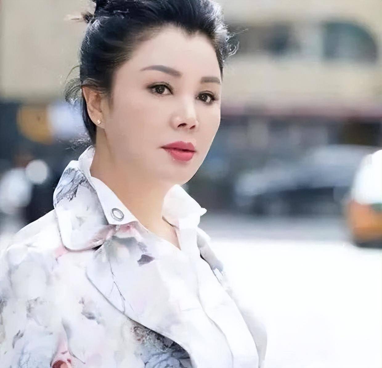 演员于小慧:与秦峰离婚后,一个人抚养儿子长大