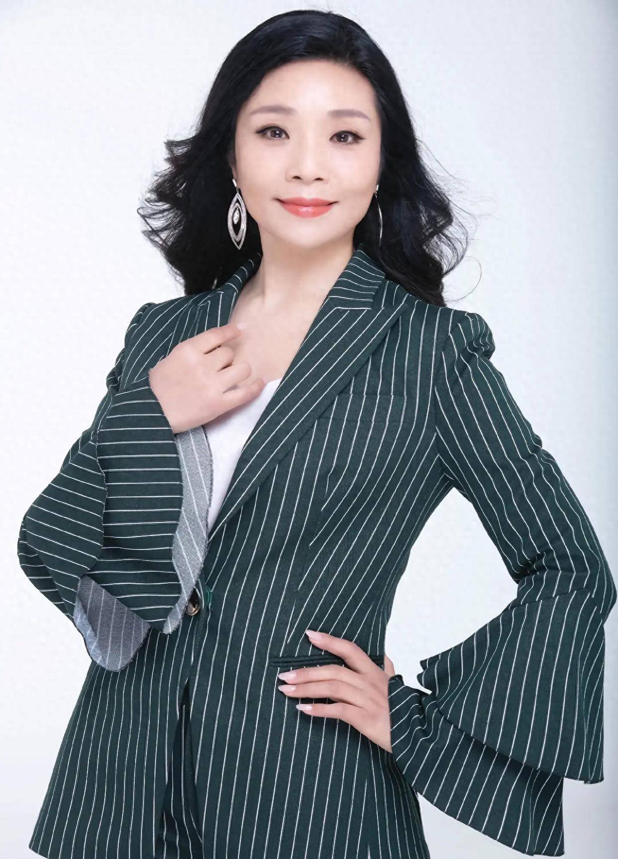 她是正师级歌唱家59岁仍未婚父母去世后才想当妈的她怎样了?