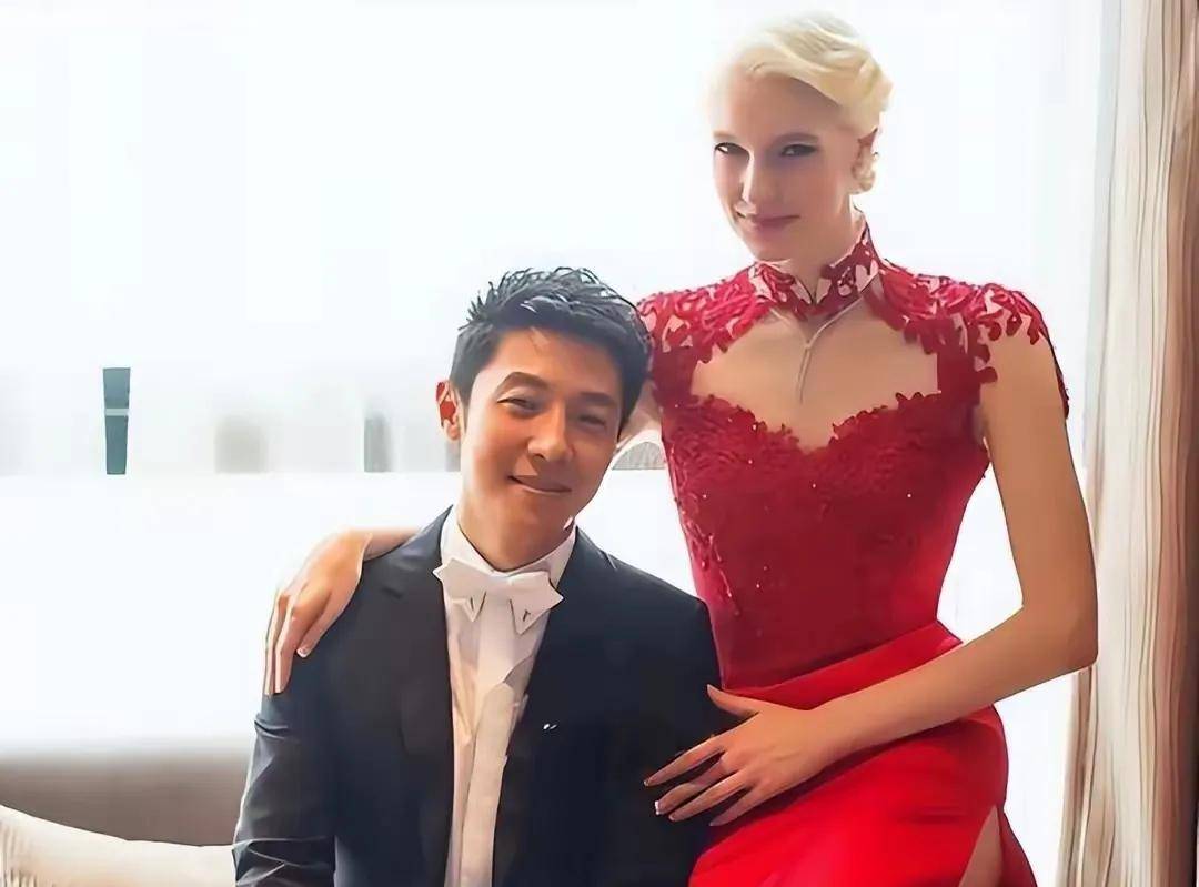 撒贝宁带龙凤胎游千岛湖,儿子正脸曝光像爸,一家四口同框好幸福