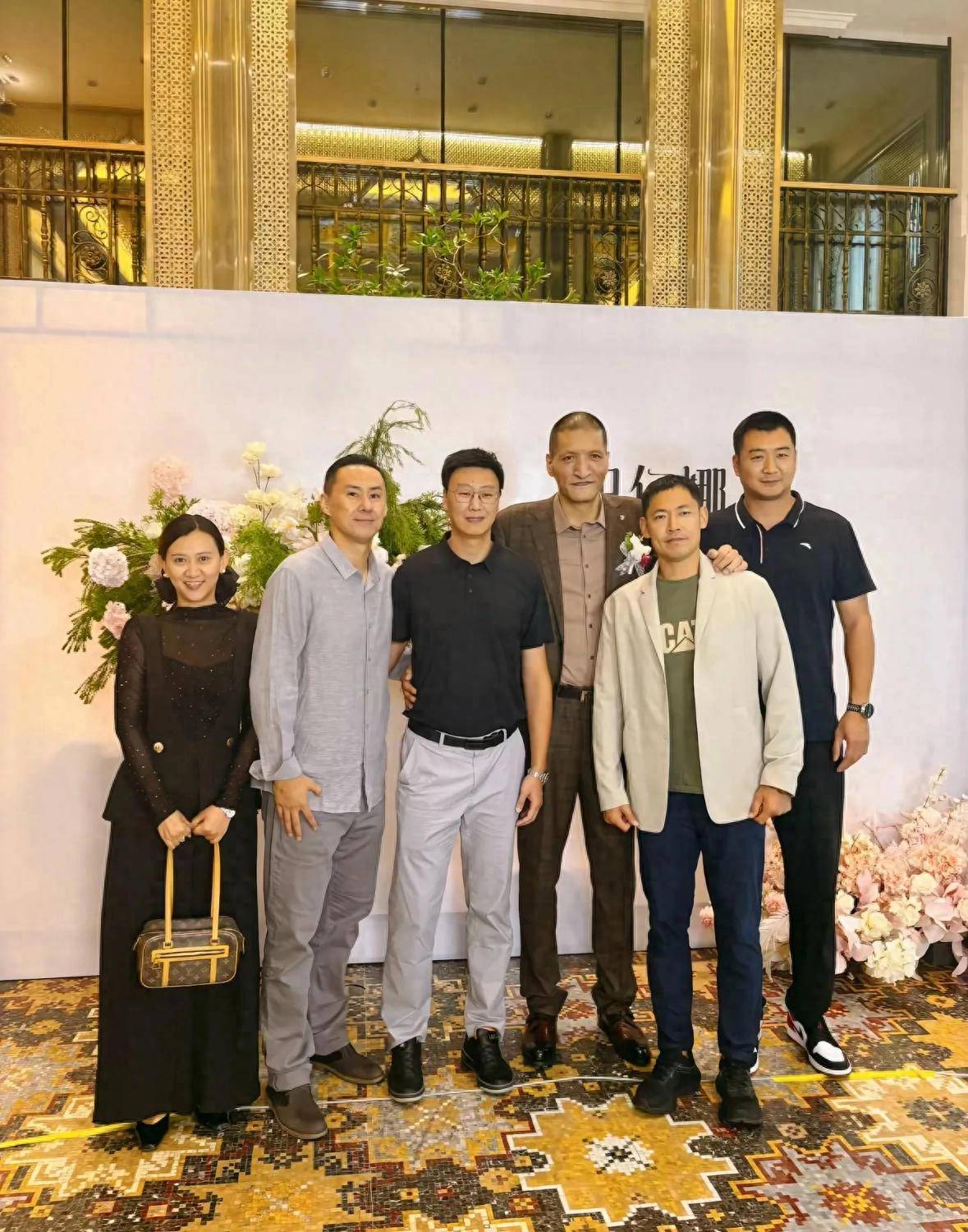 巴特尔为爱女举办豪华婚礼现场大咖云集又唱又跳最后他却哭了
