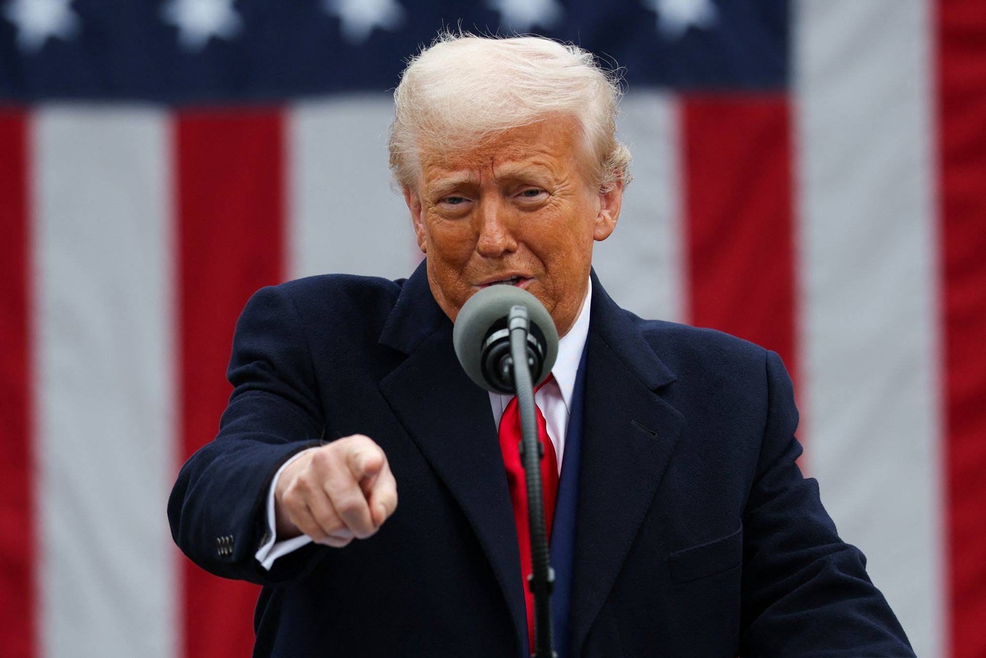 美国国会大厦外，竟立起一座特朗普金色雕像，12英尺高手持比特币_搜狐网