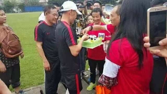 重庆足球张外龙回归_足球报：张外龙这几年一直关注铜梁龙，冲超后他独坐良久_中甲重庆铜梁龙队新帅