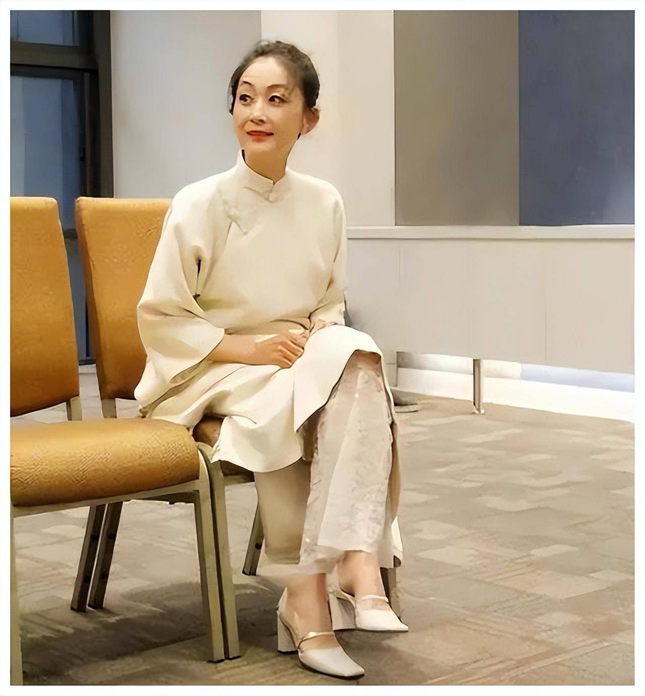 人间异类女星陈瑾20年不吃米饭不婚不育和亲哥相伴一生