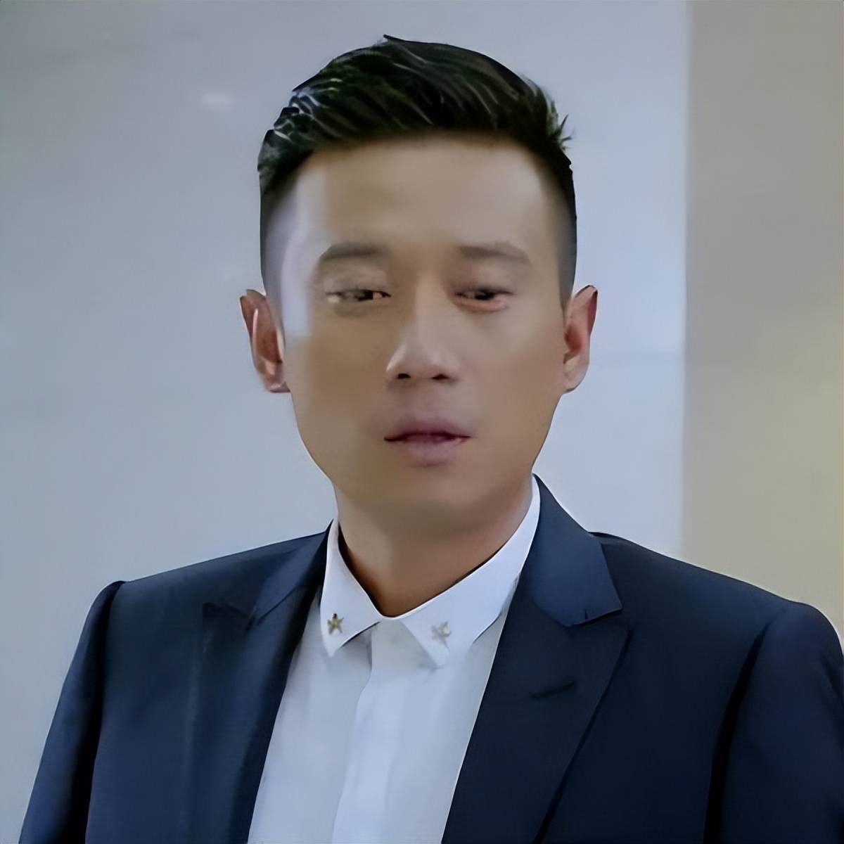 演员徐洪浩:家里家外都被小10岁的妻子领导,风光的背后是幸福