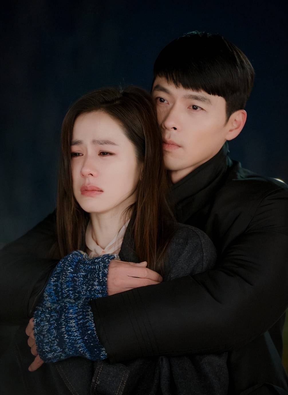 孙艺珍玄彬带儿玩耍,俩人看娃表情出奇一致好默契,还穿情侣拖鞋