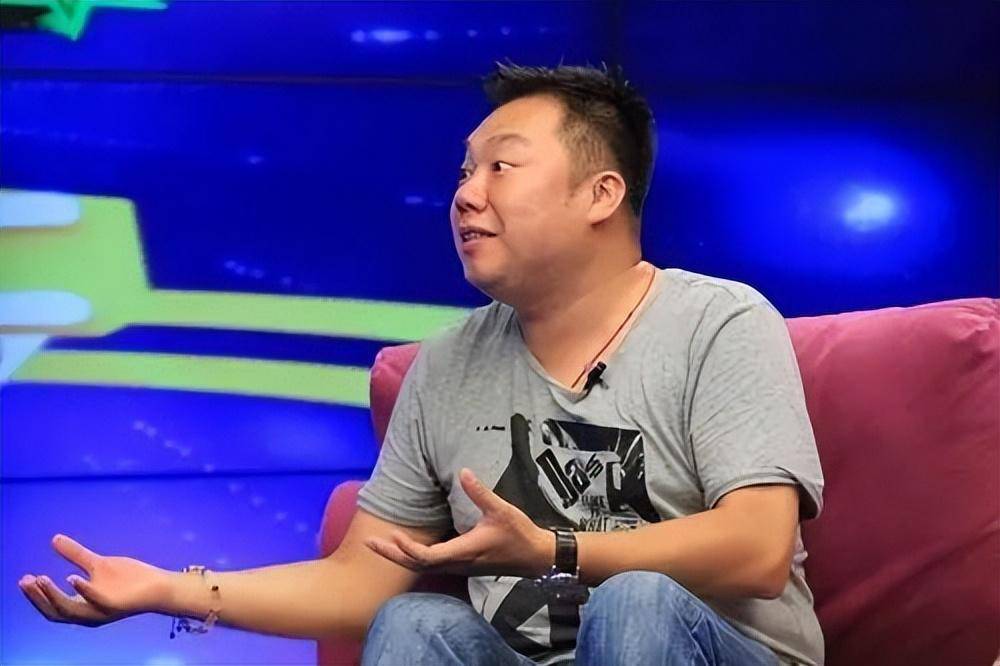 "李大嘴"姜超,相亲20次娶胖妻,38岁才得子,蜗居生活也幸福