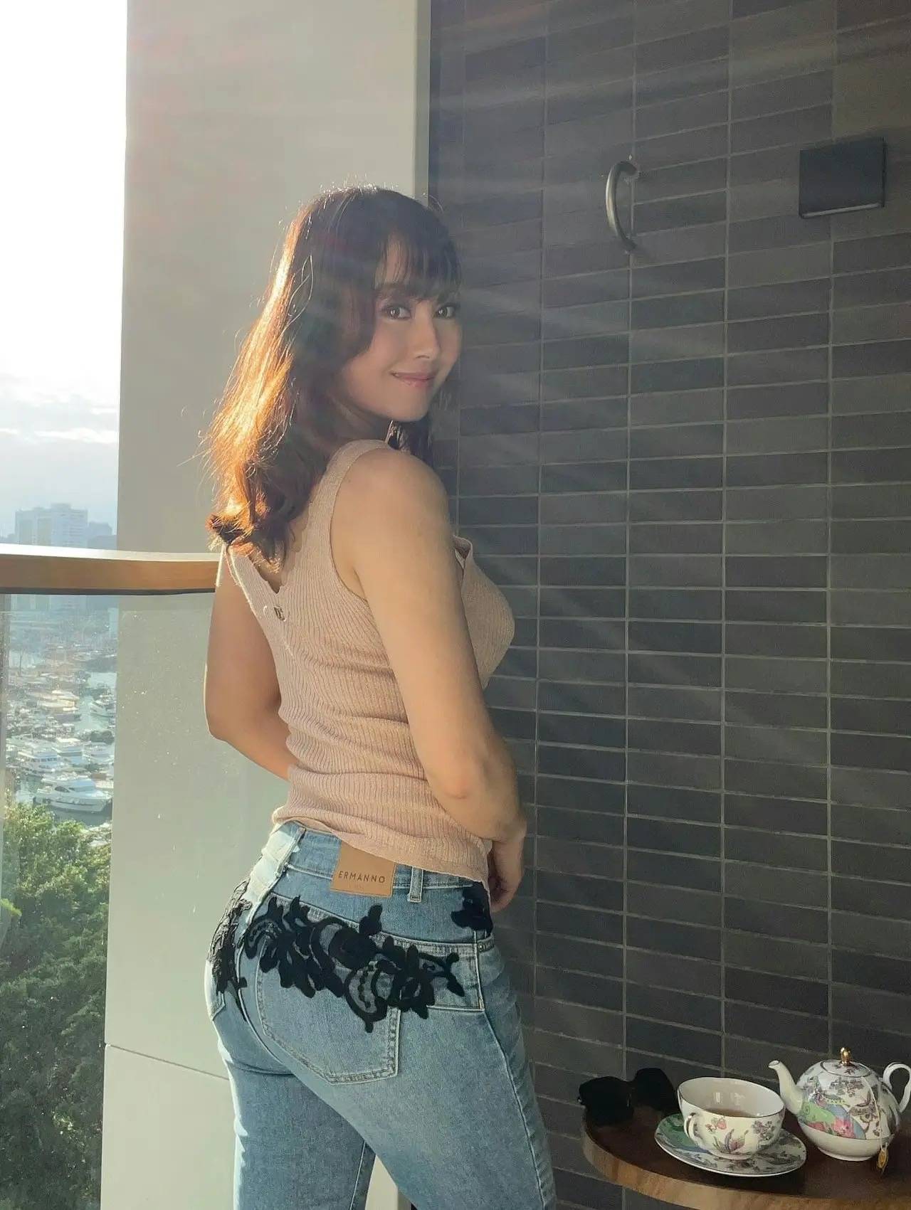 40岁港姐袁嘉敏,穿"针织背心牛仔裤"好撩人,现在单身没对象