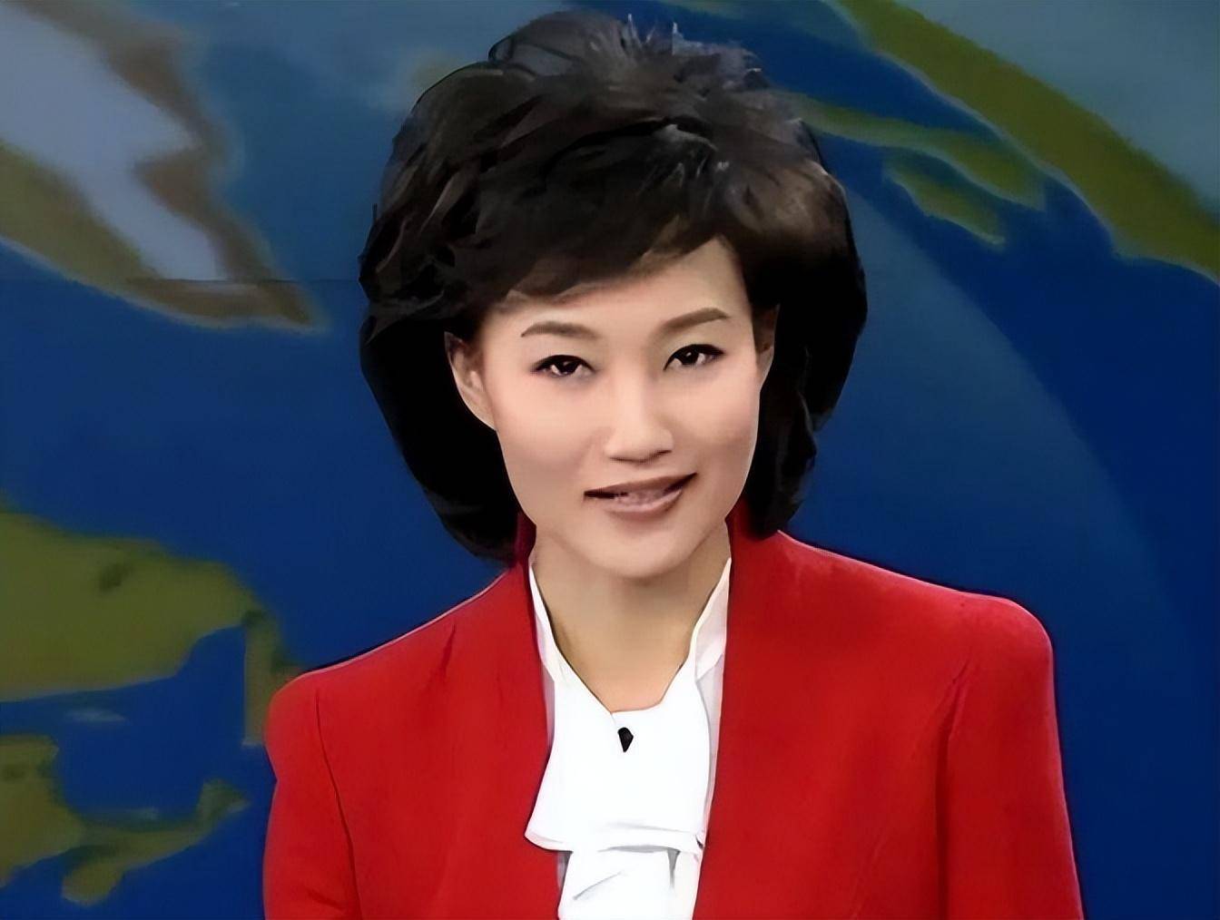 央视主持人李梓萌戴假发工作20年,摘下假发后原来这么漂亮!