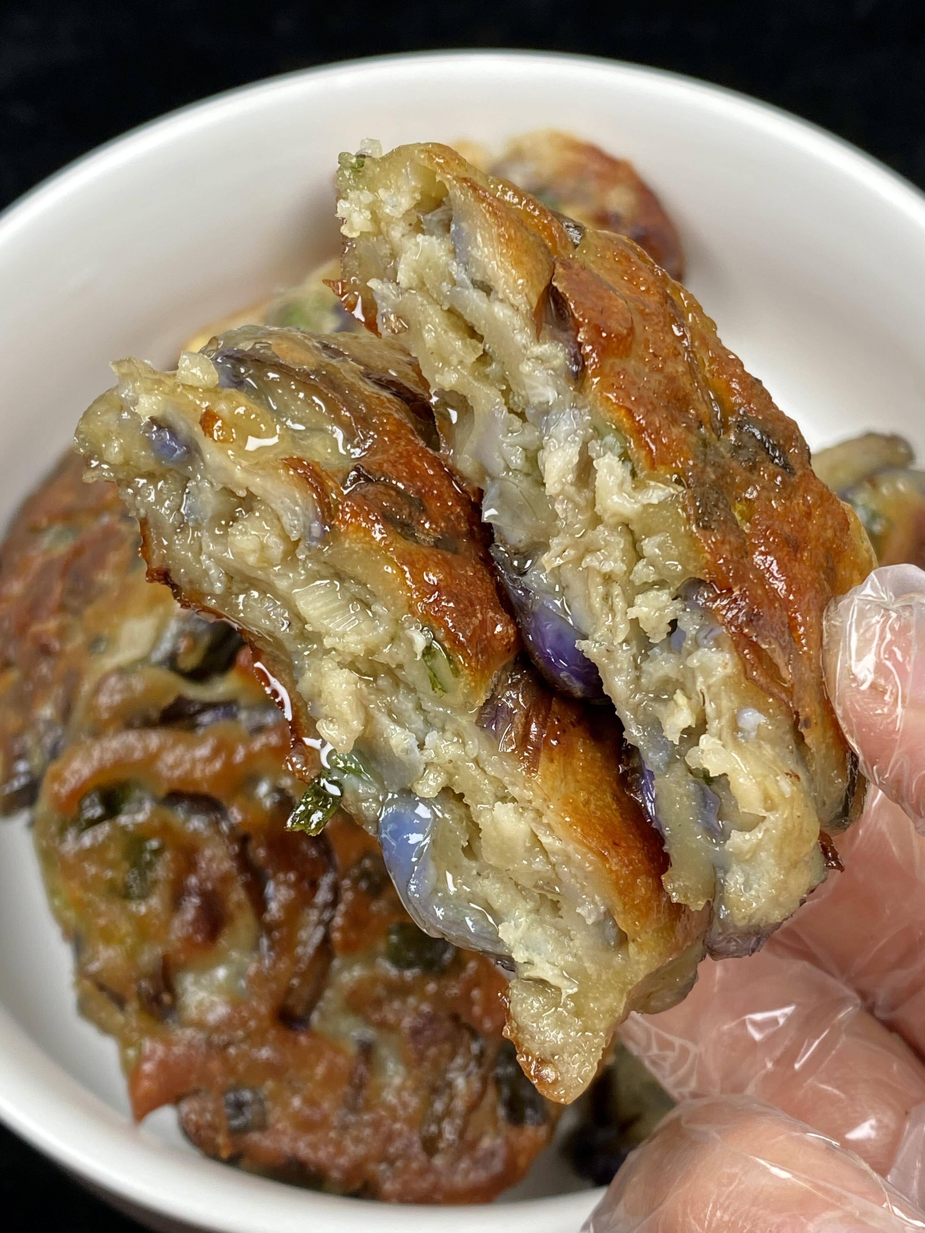 十分钟教你做软糯香嫩的茄子饼,外酥里嫩,葱香浓郁,速学!