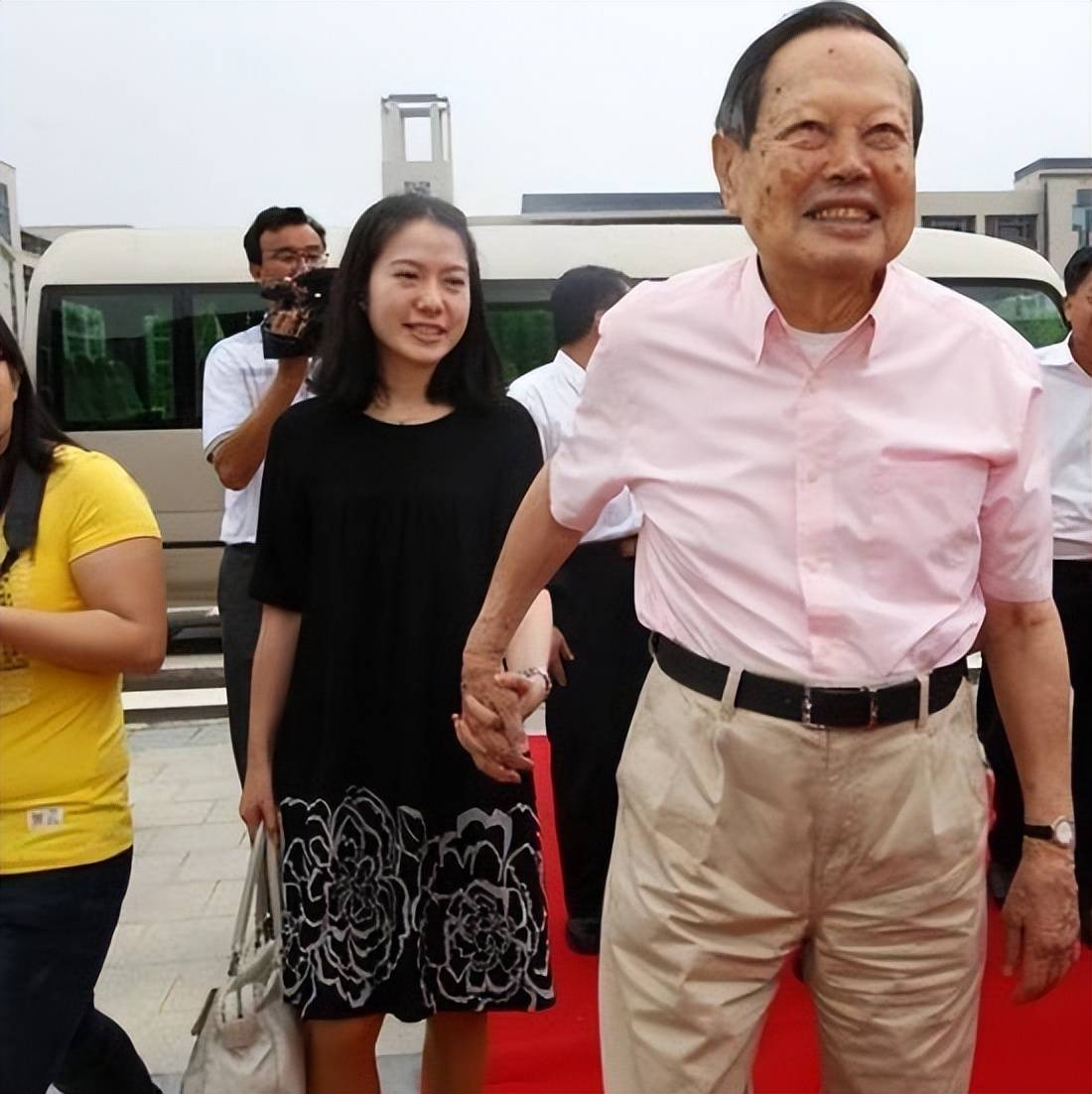 翁帆与杨振宁"祖孙恋",如今杨振宁已100岁高龄,她怎么样了
