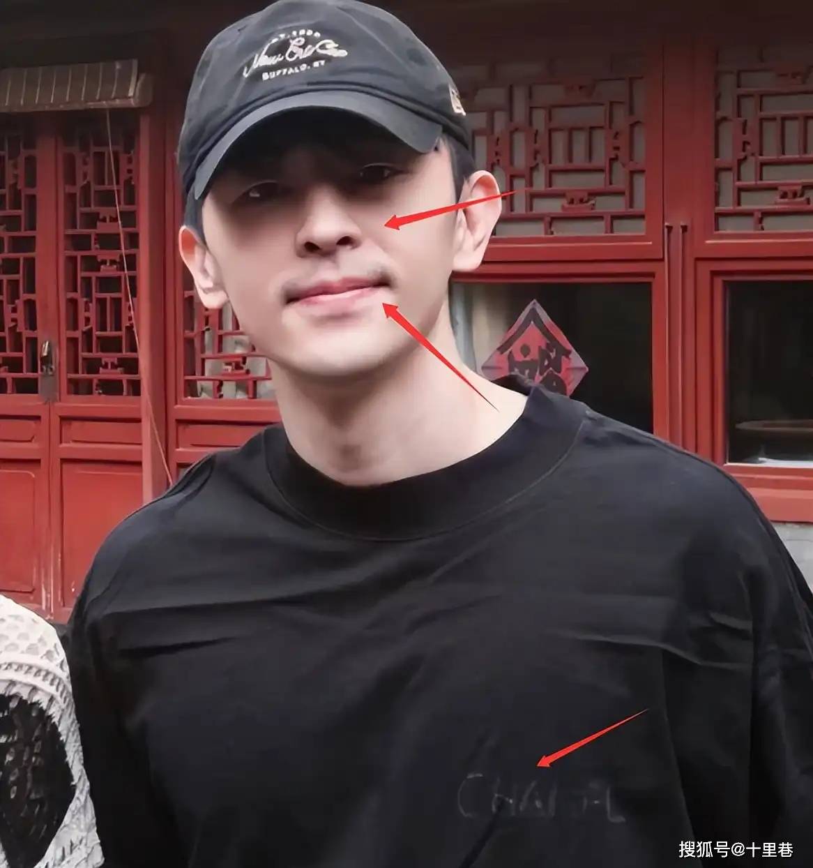 封杀三年,邓伦近况曝光,和路人合照没有往日风光