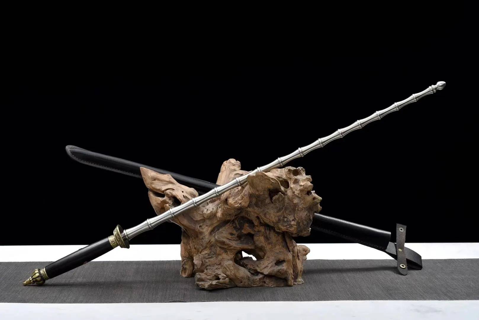 变,硬鞭和锏则依靠重量破甲,秦琼的锏和尉迟恭的鞭成为门神形象的标志