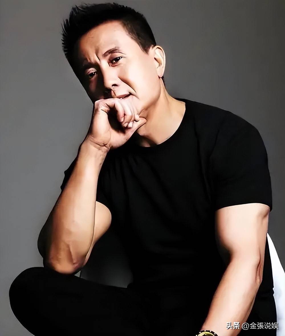 张志坚携妻子定居青岛,街头漫步细节好甜,买10几万一平的豪宅