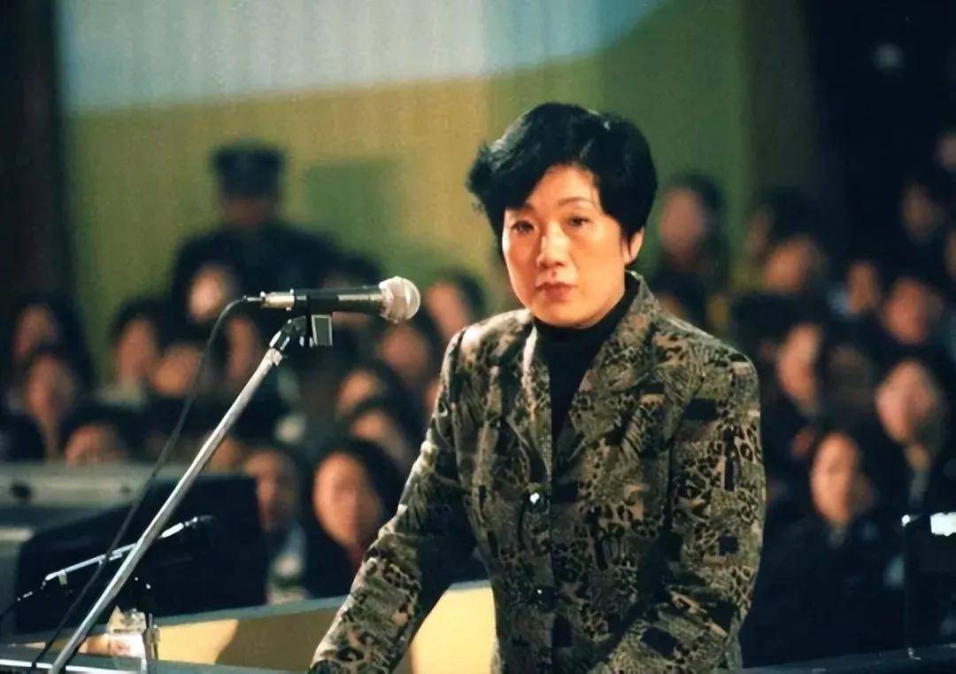 戴副局长在她面前简直就是小学生,蒋艳萍才是借人上位的高手