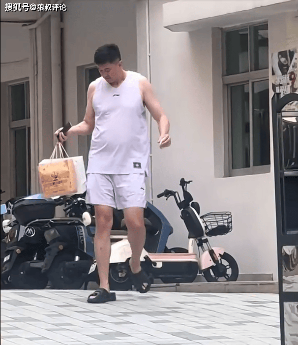 你从未见过杜导！杜锋“背心拖鞋”引热议 排骨飞人中年发福