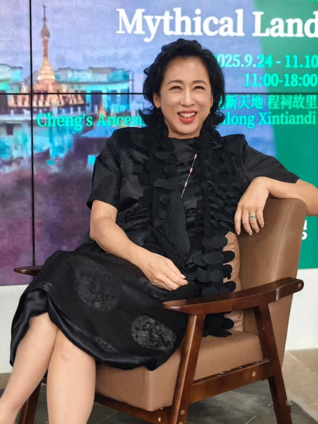 郭晶晶婆婆现身上海涂口红穿小黑裙超惊艳小红皮鞋很抢镜