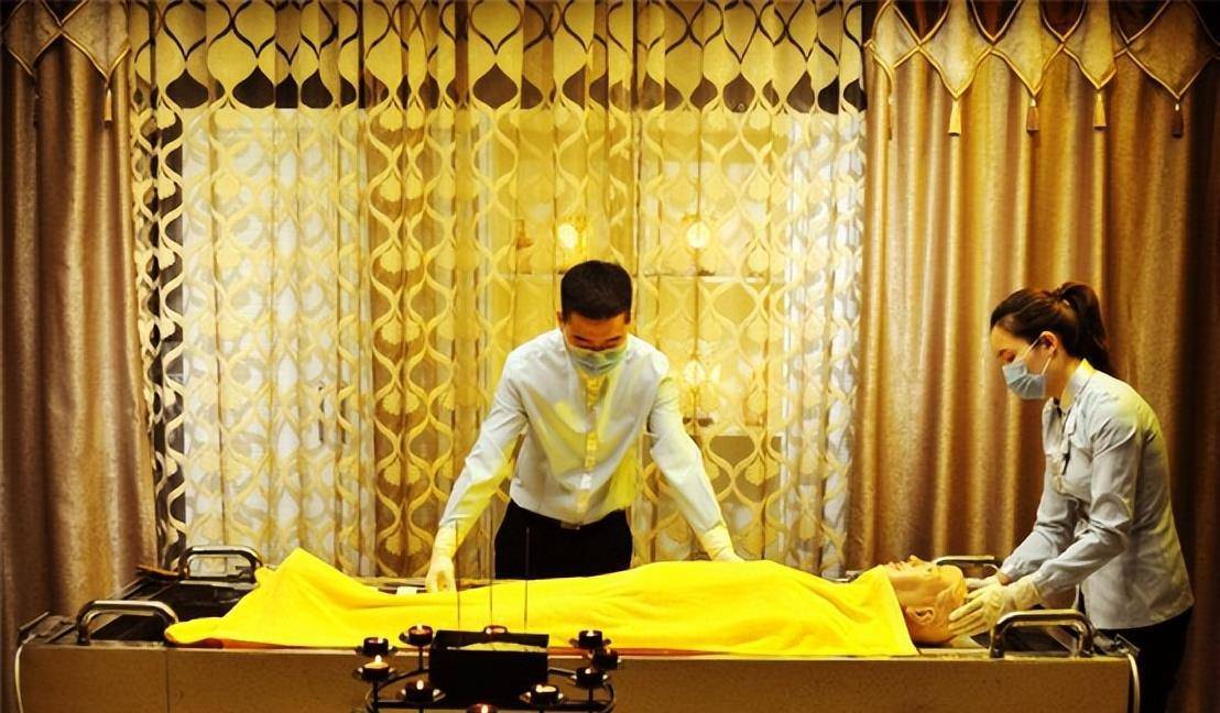 上海85后美女入殓师:服务过75000具尸体,为练胆曾和尸体睡一起